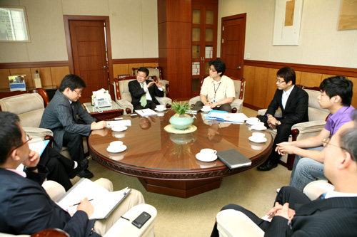 Three intern researchers (Lee Youn-soo, Kim Bo-seong and Jo Jin-hee), as well as Dr. Park Young-seo, President, engaged in this interview and talked up the work environment, fields of the study they're working on and their plan for the future.