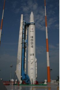 The launch pad, standing 33 meters tall, is equipped with a rocket model for performance testing.