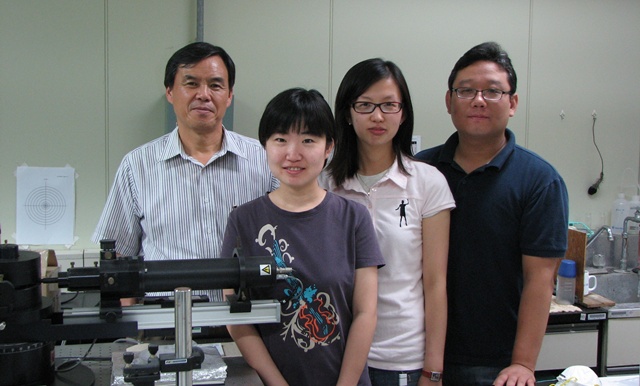 From left: Prof. Chang Tai-hyun, Prof. Huang Hai-ying (lead author), Ph.D. candidate Jung Ju-eun, Dr. Park Hae-woong