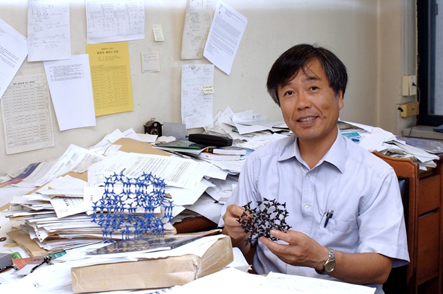 National Scientist and KAIST Professor Ryoo Ryong